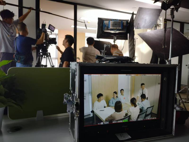 巧家县TVC拍摄公司：科技产品视觉化大师，诠释未来感与功能美学